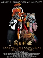 她身穿黑色上衣搭配印花长裙知性迷人，接受提问时绽放甜美笑容。